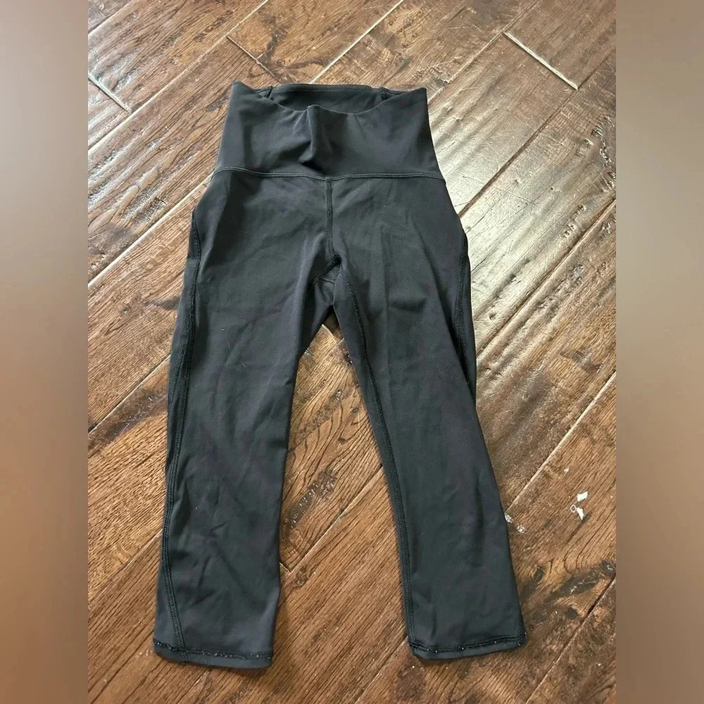 Lululemon Capris  with  Mesh Sides On Legs Size 2 